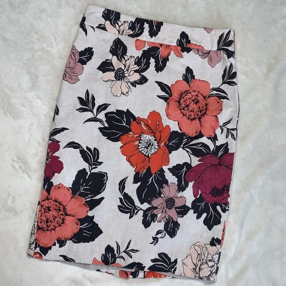 Ann Taylor Dresses & Skirts - Ann Taylor EUC Floral Print Tan Pencil Skirt size 0